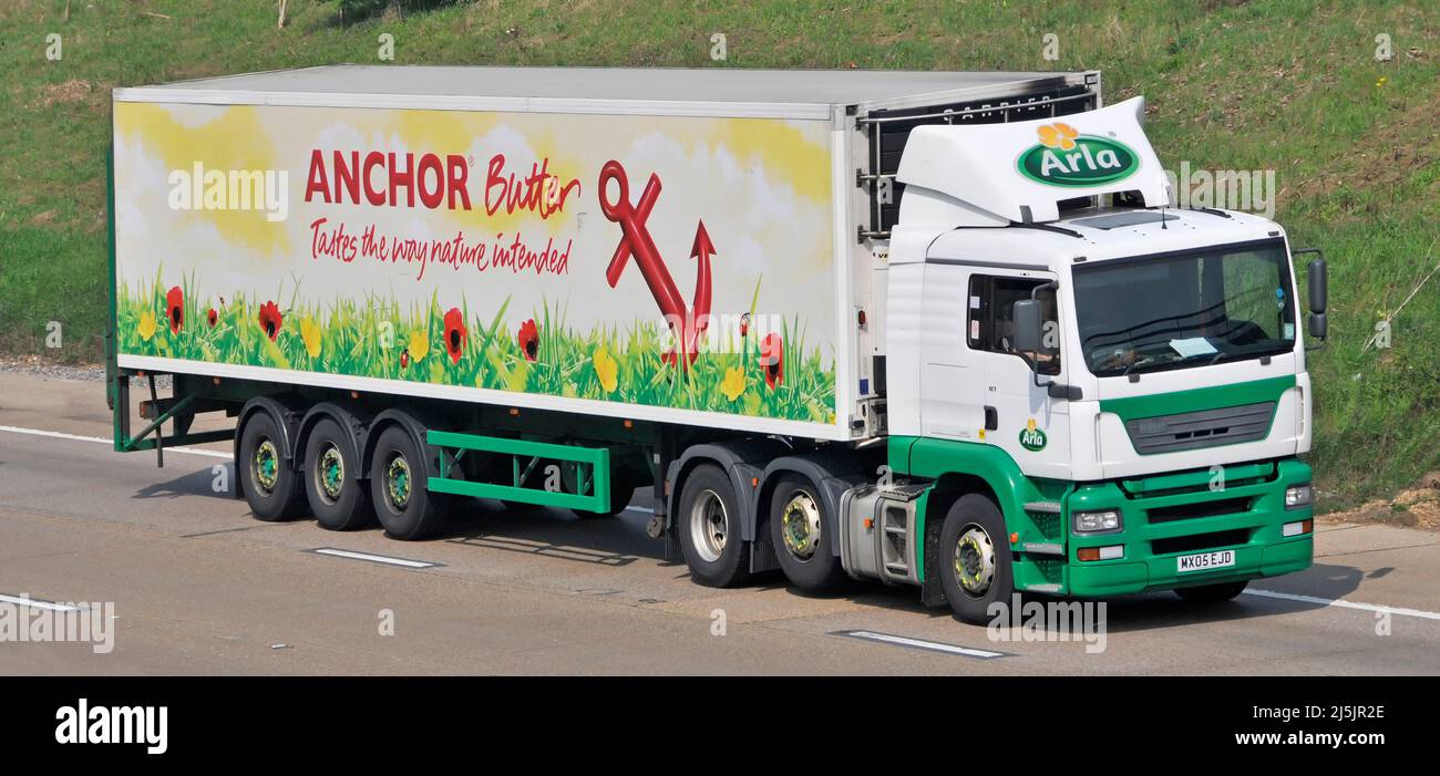 Vue latérale et avant du logo de la marque Arla sur le camion hgv avec publicité Anchor Butter sur la remorque articulée le long de la route autoroutière britannique Banque D'Images