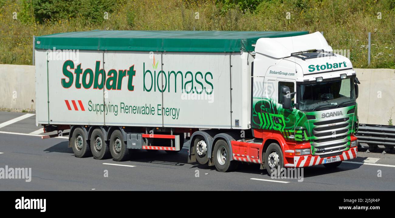 Vue latérale avant Stobart Group CAMION SCANIA hgv et Stobart Biomass remorque articulée publicitaire pour l'approvisionnement en énergie renouvelable sur l'autoroute britannique Banque D'Images