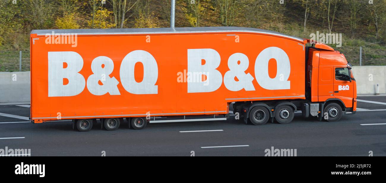 Vue latérale logo B&Q simplifié sur la remorque de camion de livraison hgv avec conducteur bricolage et constructeurs, conduite d'affaires sur la route autoroutière du Royaume-Uni Banque D'Images