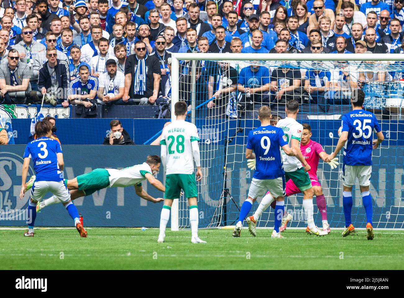 Gelsenkirchen, Veltins-Arena, 23.04.22: Niclas Füllkrug (Bremen) (L) köpft das 2:0 Tor im Spiel der 2.Bundesliga FC Schalke 04 vs. SV Werder Bremen. Banque D'Images