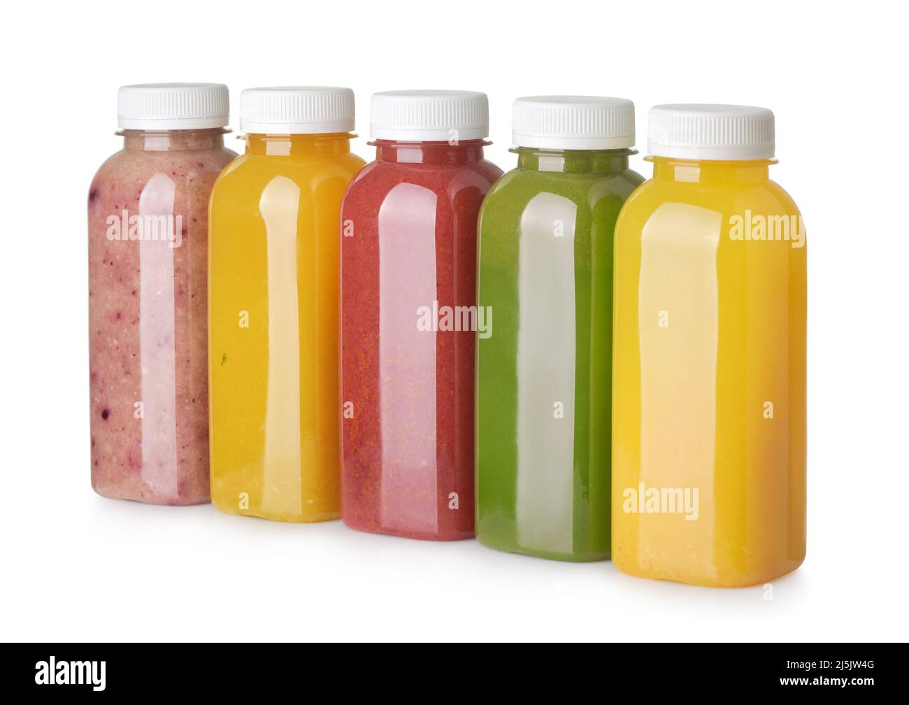 Rangée de plusieurs bouteilles en plastique de jus de détox pressées isolées sur blanc Banque D'Images