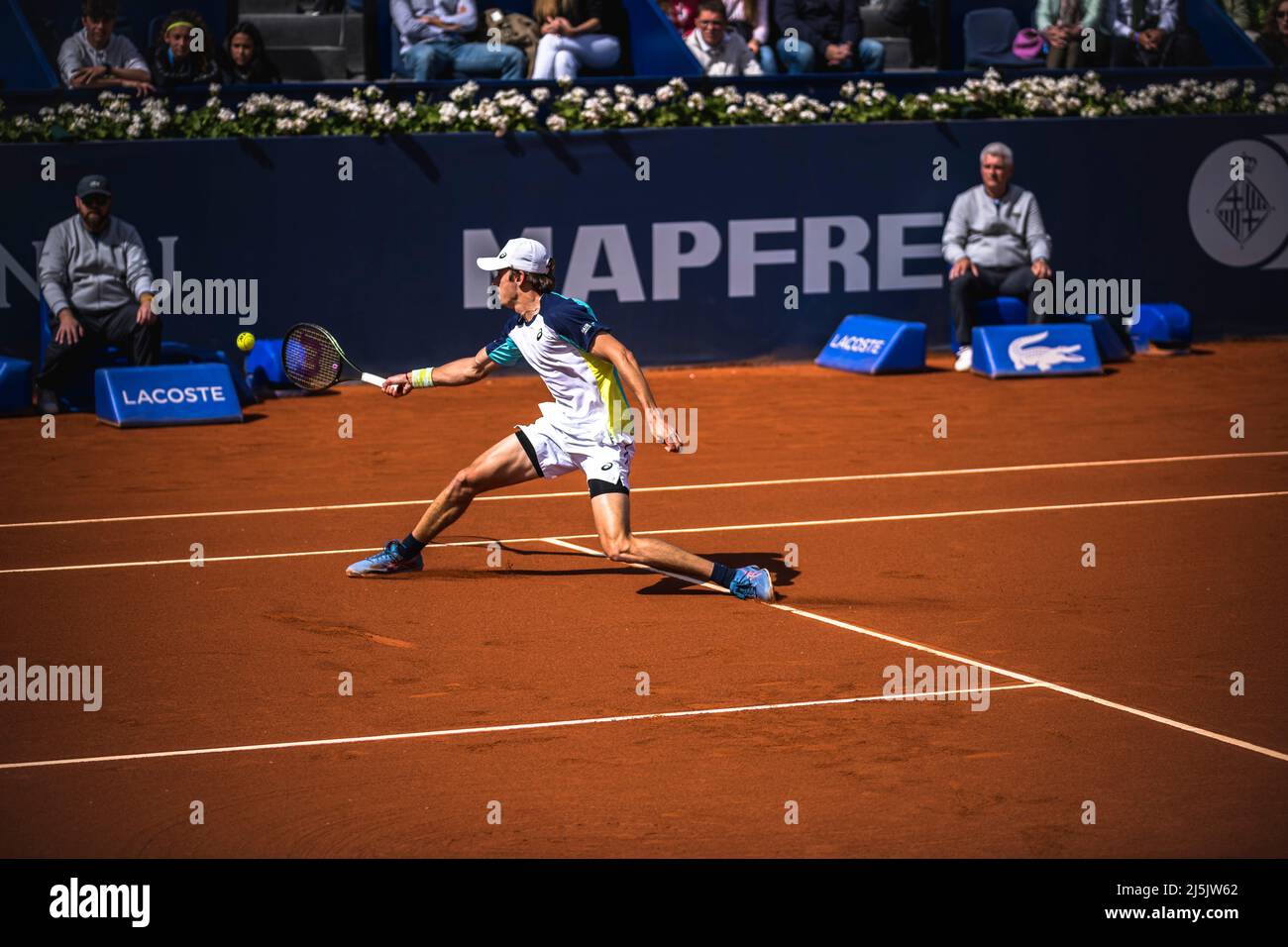 Barcelone, Espagne. 24th avril 2022. Barcelone, . 24 avril 2022 : ALEX DE MINAUR (AUS) retourne le ballon à Carlos Alcaraz (ESP) au jour 5 du 'Barcelona Open Banc Sabadell' 2022. Credit: Matthias Oesterle/Alamy Live News Banque D'Images