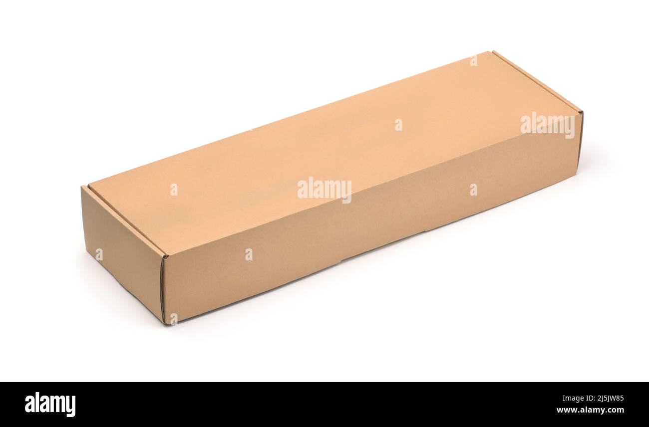 Boîte en carton d'emballage marron vierge longue isolée sur blanc Banque D'Images