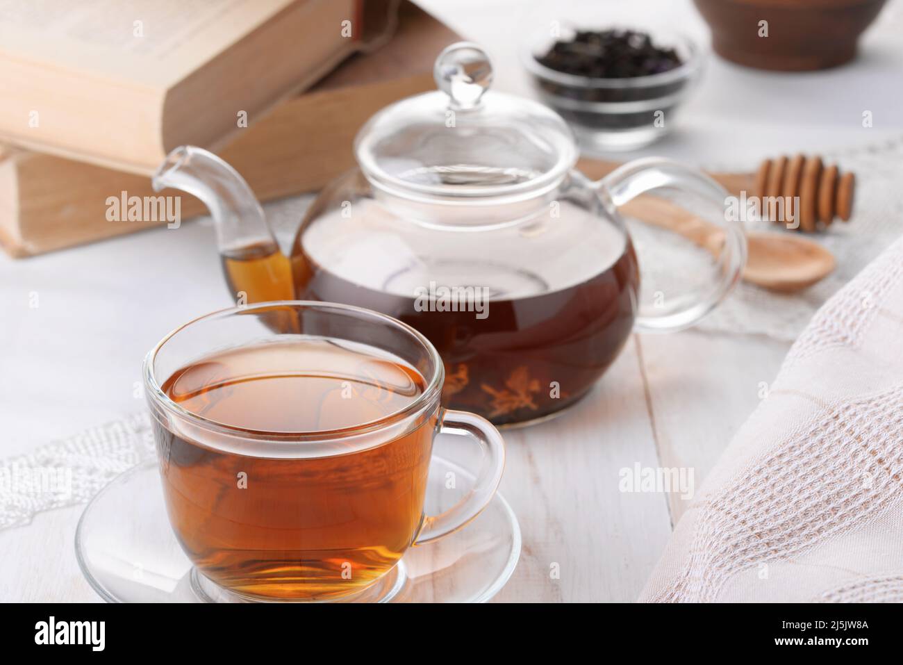 Encore la vie avec verre tasse de thé et théière sur table en bois blanc Banque D'Images