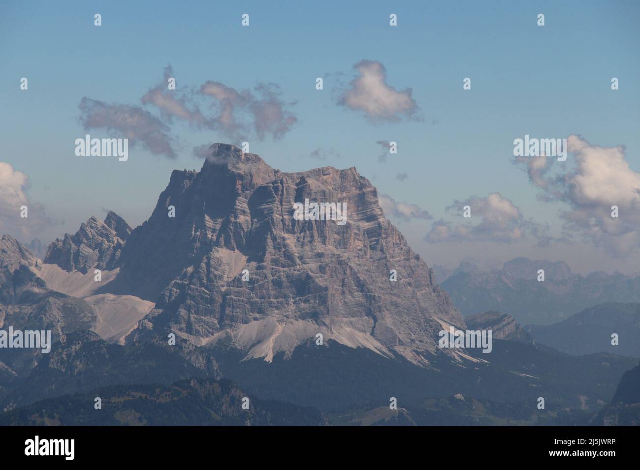 La vue d'une montagne de passo Ombretta en une journée ensoleillée, Alpes italiennes. Banque D'Images