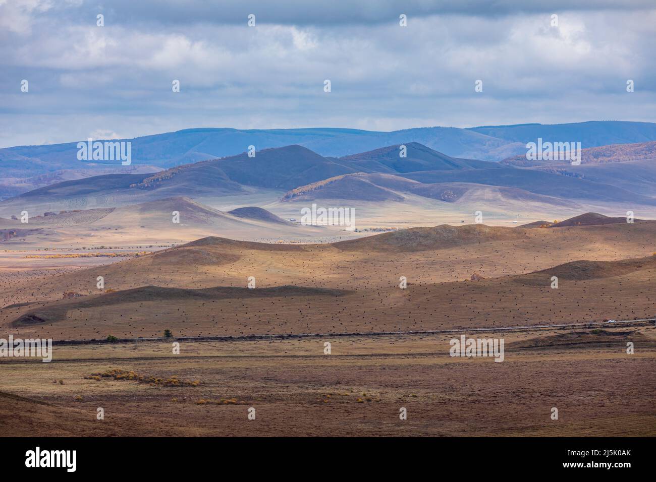 Magnifique paysage naturel dans la prairie d'Ulan Butong, Mongolie intérieure, Chine. Paysage coloré de prairies et de montagnes en automne. Banque D'Images
