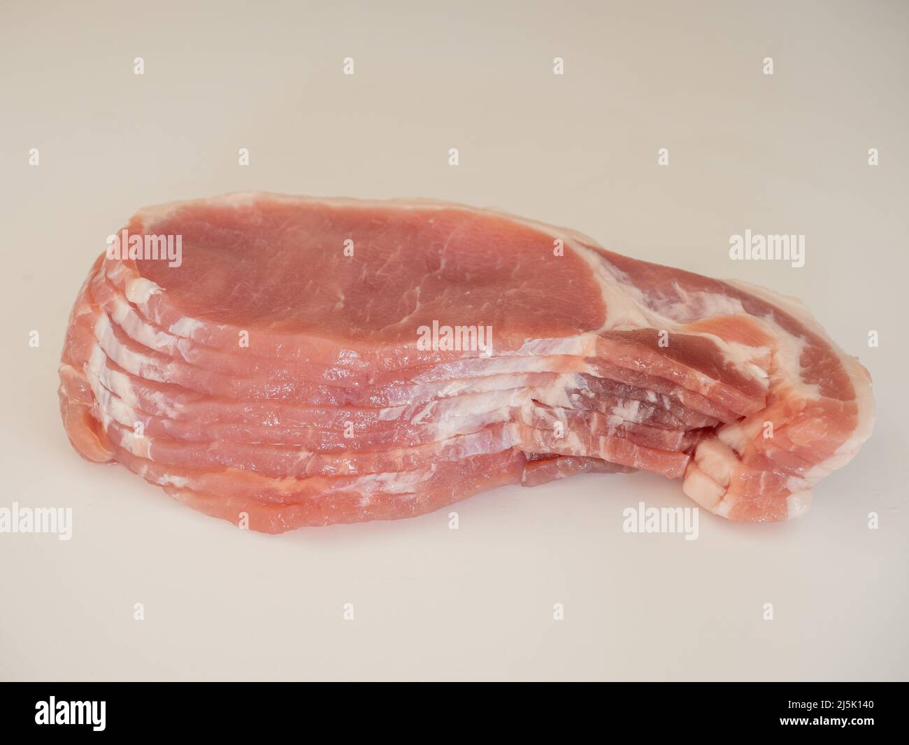 tranches de bacon de dos de porc du ventre isolées sur fond blanc Banque D'Images