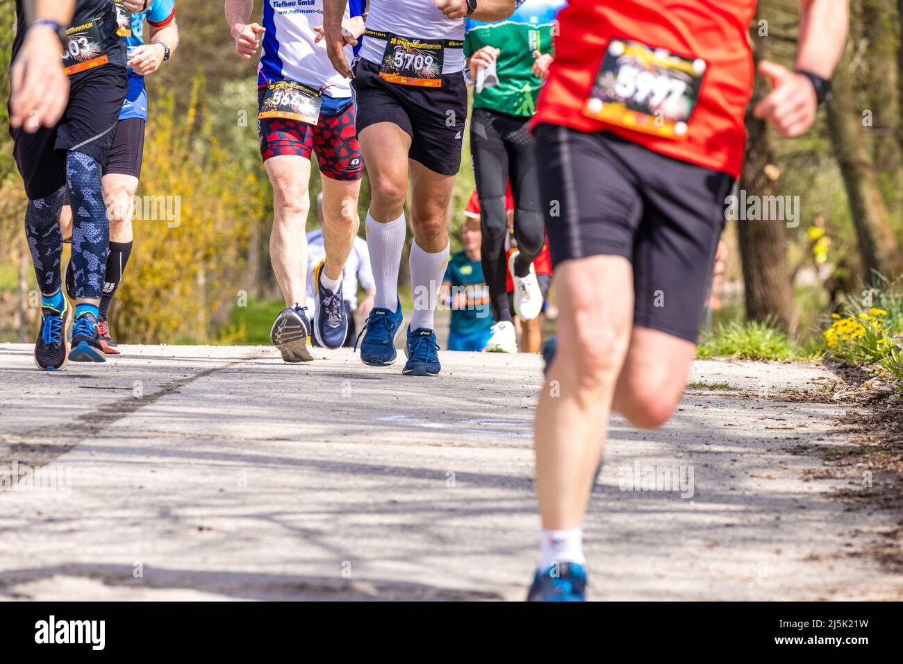 24 avril 2022, Brandebourg, Burg (Spreewald) : les participants à diverses disciplines de course commencent au Marathon de Spreewald. Cyclisme, course à pied, pagayage, patinage : avec le marathon de Spreewald, l'un des plus grands événements sportifs de masse de Brandebourg se déroule à nouveau dans le Spreewald après une pause de trois ans. Photo: Frank Hammerschmidt/dpa Banque D'Images