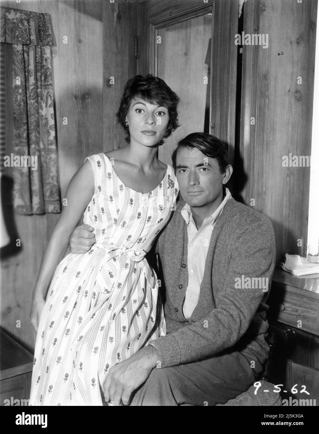 GREGORY PECK et sa deuxième femme VÉRONIQUE PECK sur le set Candid pendant le tournage de L'INFIDÈLE réalisateur Henry KING 1959 basé sur le livre de Sheilah Graham et Gerold Frank scénario Sy musique Bartlett Franz Waxman Jerry Wald Productions / XX Century Fox Banque D'Images