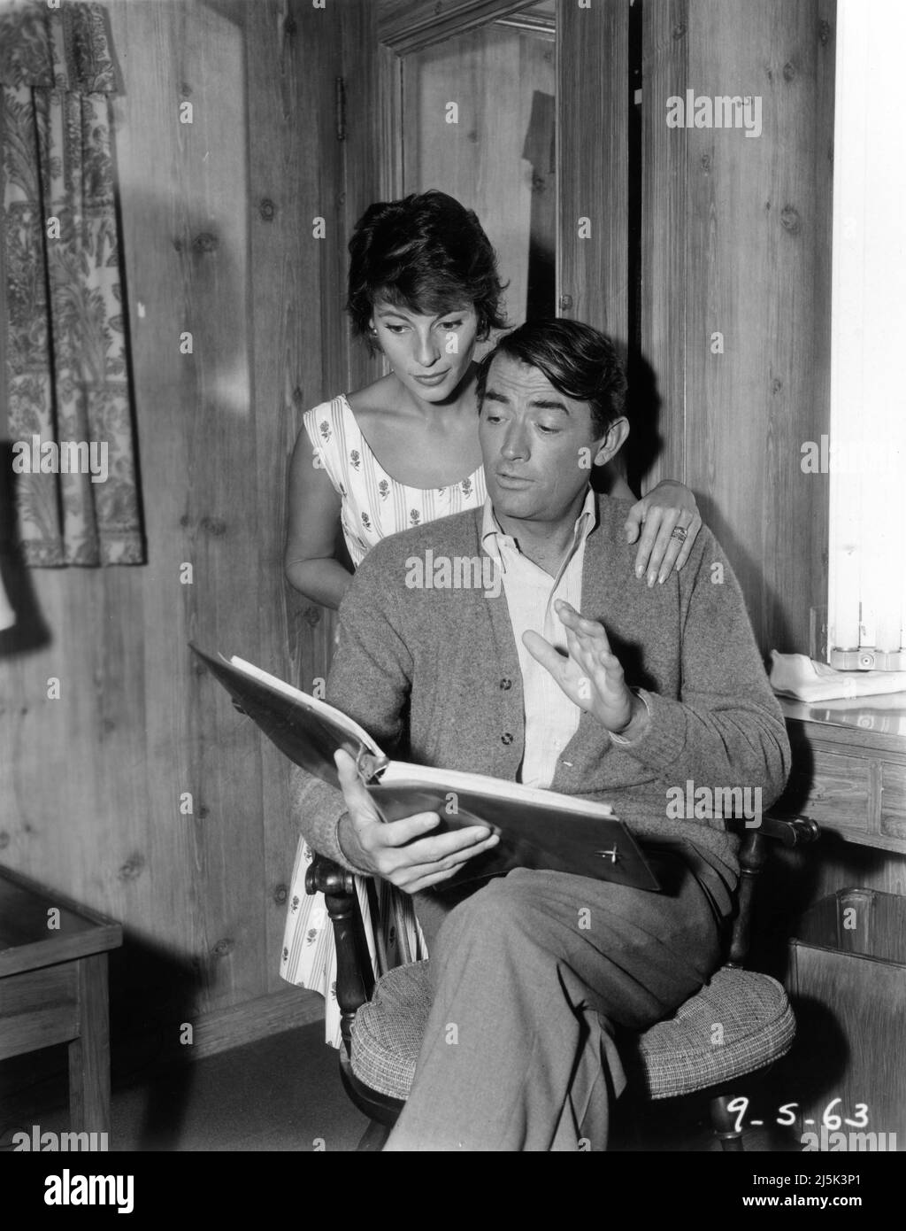 GREGORY PECK et sa deuxième femme VÉRONIQUE PECK sur le set Candid pendant le tournage de L'INFIDÈLE réalisateur Henry KING 1959 basé sur le livre de Sheilah Graham et Gerold Frank scénario Sy musique Bartlett Franz Waxman Jerry Wald Productions / XX Century Fox Banque D'Images