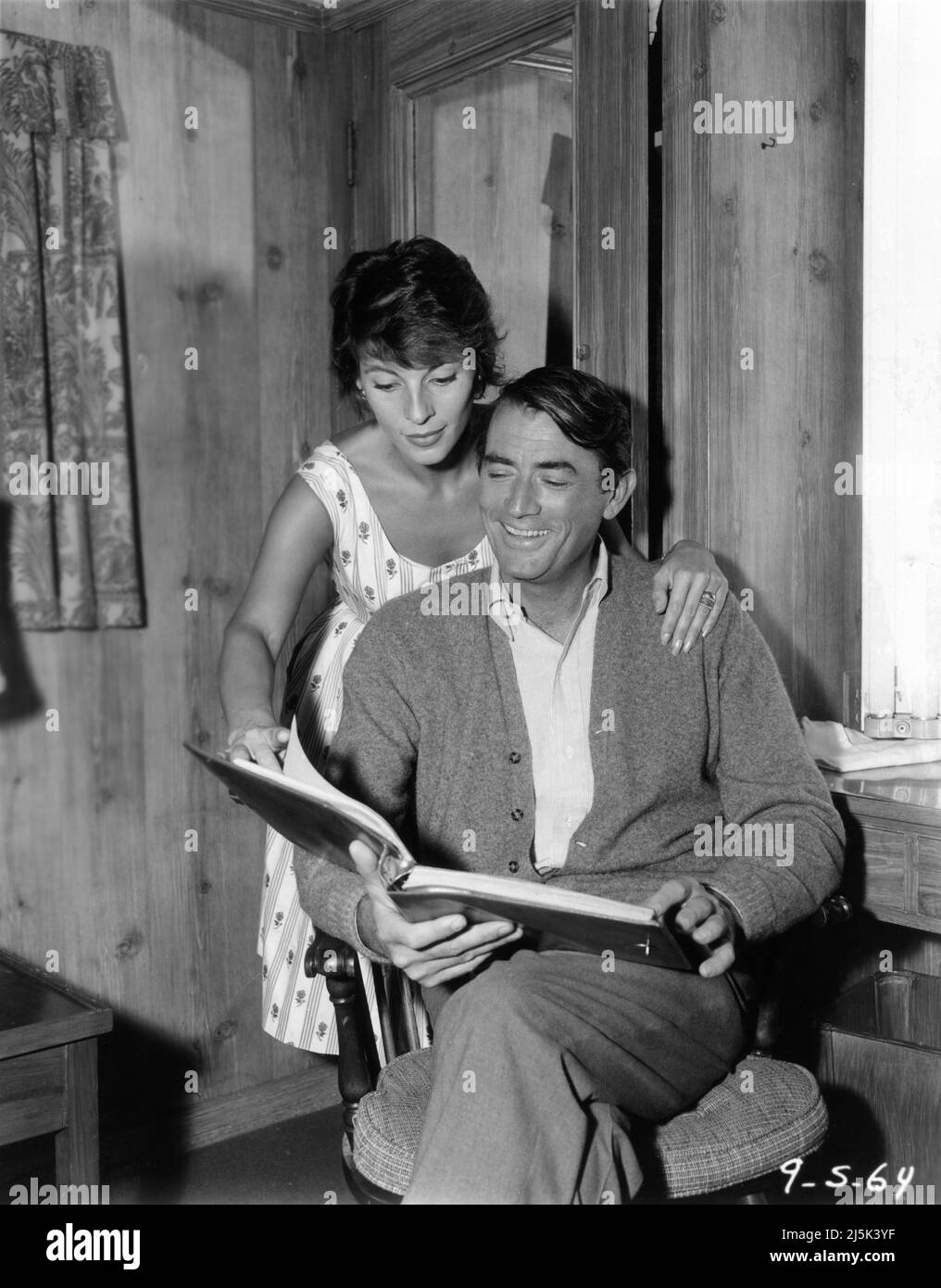 GREGORY PECK et sa deuxième femme VÉRONIQUE PECK sur le set Candid pendant le tournage de L'INFIDÈLE réalisateur Henry KING 1959 basé sur le livre de Sheilah Graham et Gerold Frank scénario Sy musique Bartlett Franz Waxman Jerry Wald Productions / XX Century Fox Banque D'Images