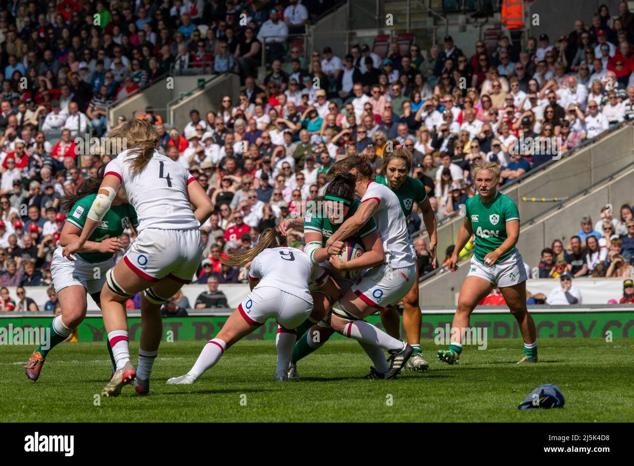 Leicester, Royaume-Uni. 24th avril 2022. Attaque de l'Irlande lors du match des six nations de TikTok Womens entre l'Angleterre et l'Irlande au stade Mattioli Woods Welford Road à Leicester, en Angleterre. Marcelo Poletto/SPP crédit: SPP Sport Press photo. /Alamy Live News Banque D'Images