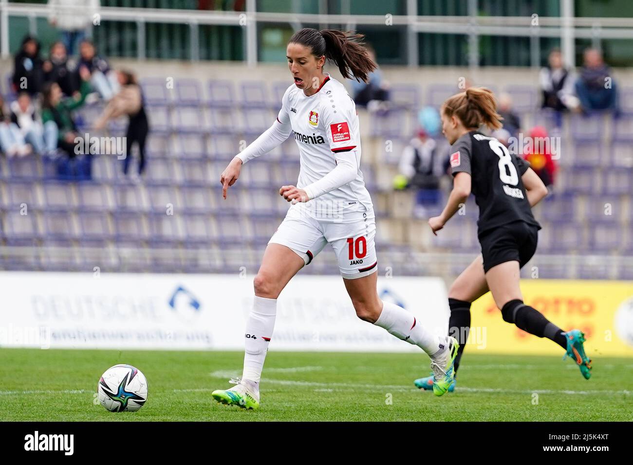 24 avril 2022, Francfort, Hesse, Allemagne: Francfort, Allemagne, avril 24th 2022 : Milena Nikolic (10 Leverkusen) contrôle le ballon lors du match FlyerAlarm Frauen-Bundesliga 2021/2022 entre Eintracht Frankfurt et Bayer 04 Leverkusen au stade de Brentanobad à Francfort-sur-le-main, en Allemagne. Norina Toenges/Sports Press photo (image de crédit : © Norina Toenges/Sport Press photo via ZUMA Press) Banque D'Images