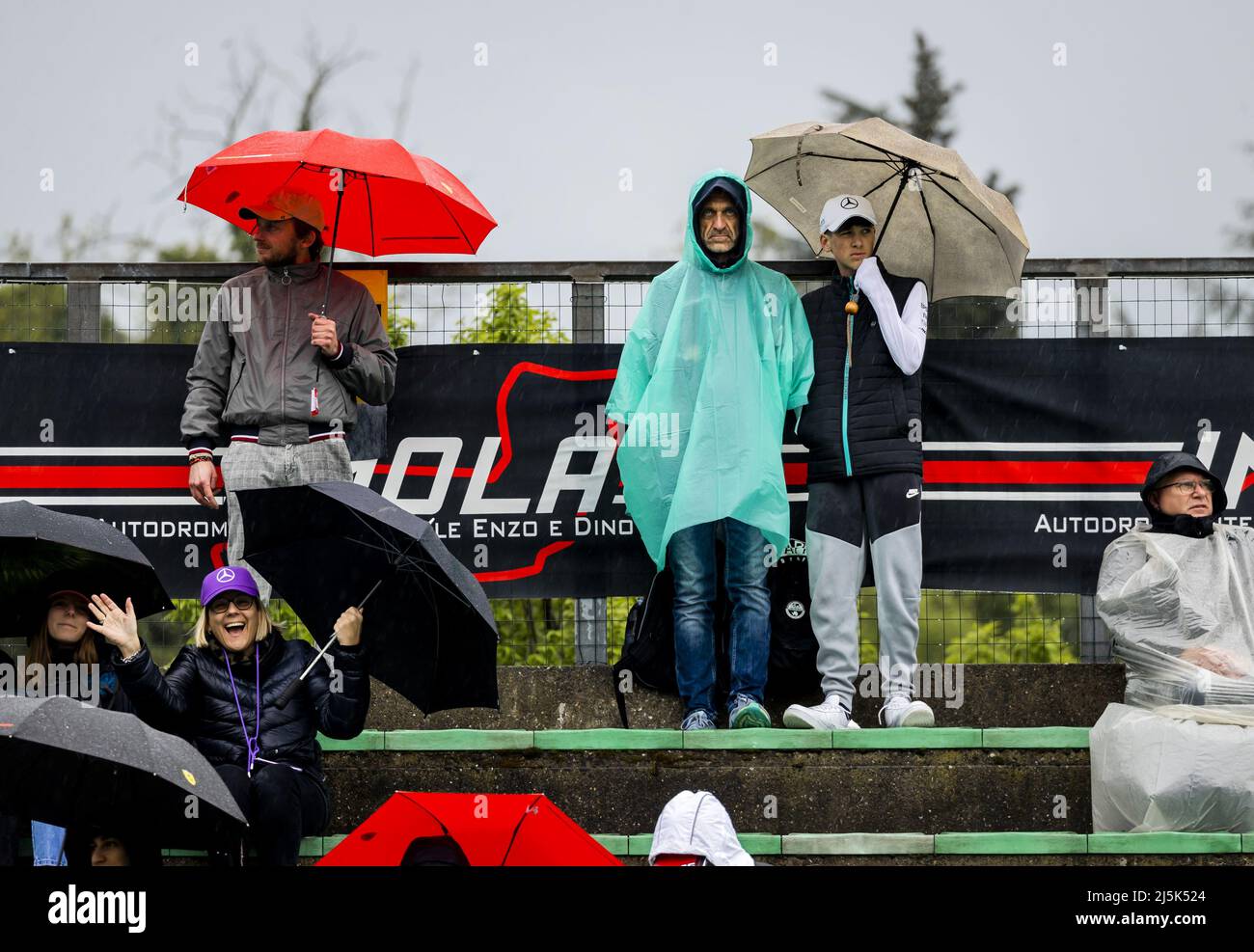 IMOLA - fans dans la pluie avant le Grand Prix d'Emilia Romagna F1 à Autodromo Enzo e Dino Ferrari le 24 avril 2022 à Imola, Italie. REMKO DE WAAL Banque D'Images