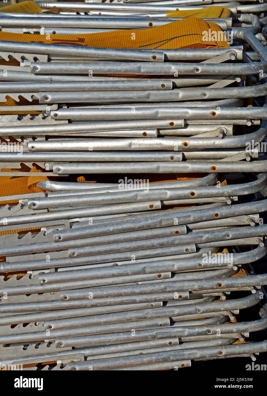 Vieilles chaises de plage empilées, Barra da Tijuca, Rio Banque D'Images