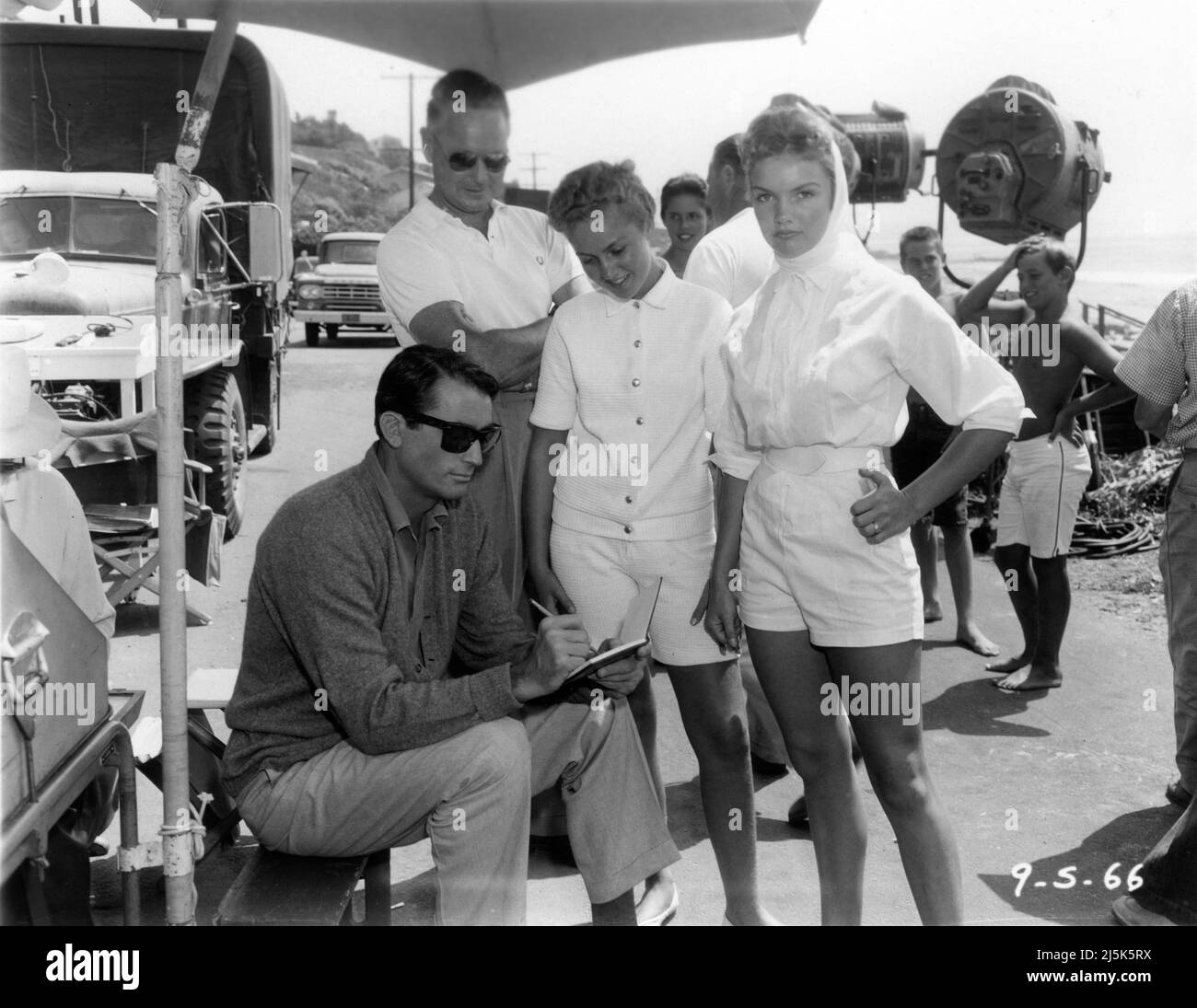 GREGORY PECK sur le terrain Candid à Malibu Californie signer des autographes pour les fans pendant le tournage de L'INFIDÈLE 1959 réalisateur HENRY KING basé sur le livre de Sheilah Graham et Gerold Frank scénario Sy musique Bartlett Franz Waxman Jerry Wald Productions / XXème siècle Fox Banque D'Images
