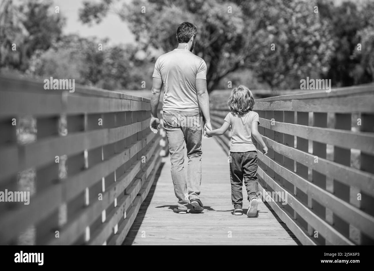 fête des pères. père et fils marchant à l'extérieur avec vue arrière. valeur pour la famille. enfance et parentalité. Banque D'Images