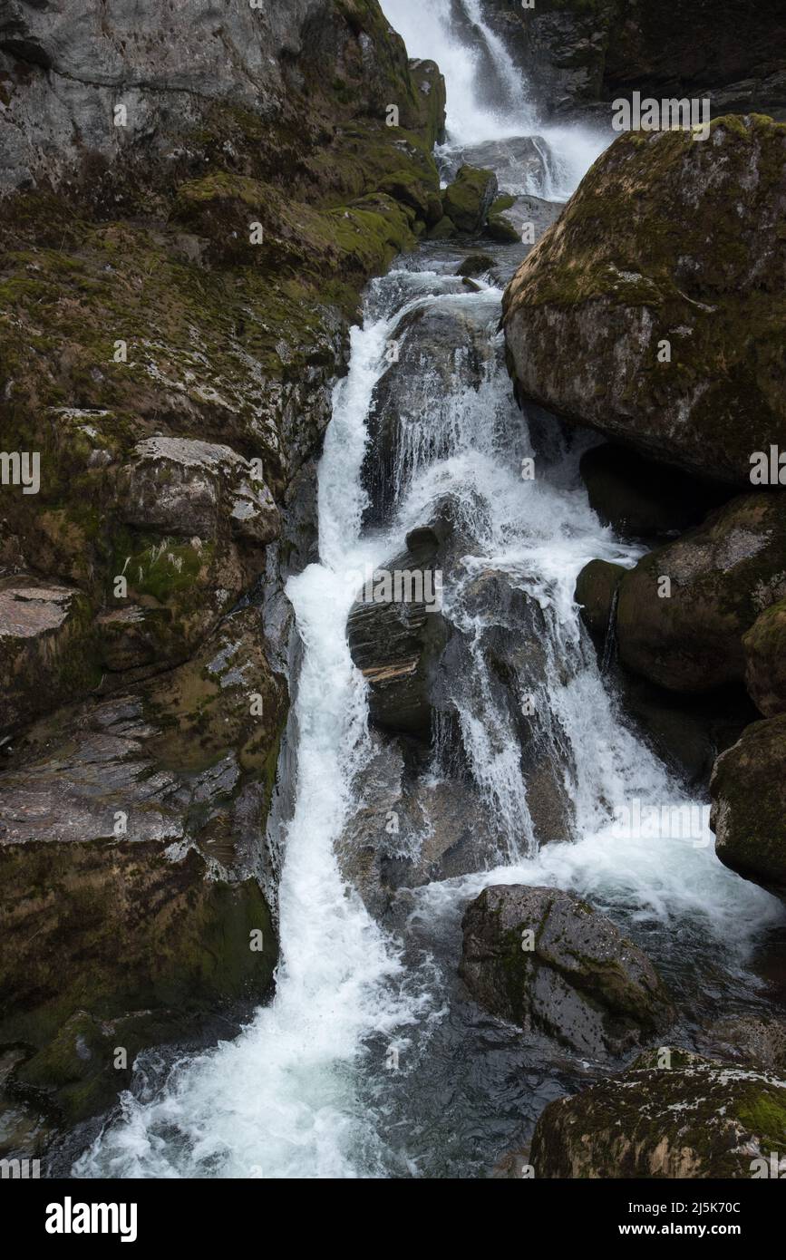 Fed BEI Meltwater dans le comté de Vestland en Norvège, dans la vallée de Briksdal, une rivière impressante s'étend sur des cascades tonitruantes en direction de la vallée d'Olden. Banque D'Images