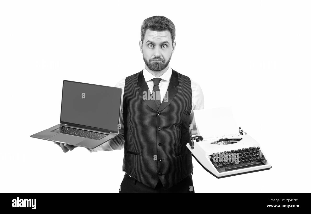 patron confus isolé sur blanc. homme d'affaires tient une machine à écrire vintage. Banque D'Images