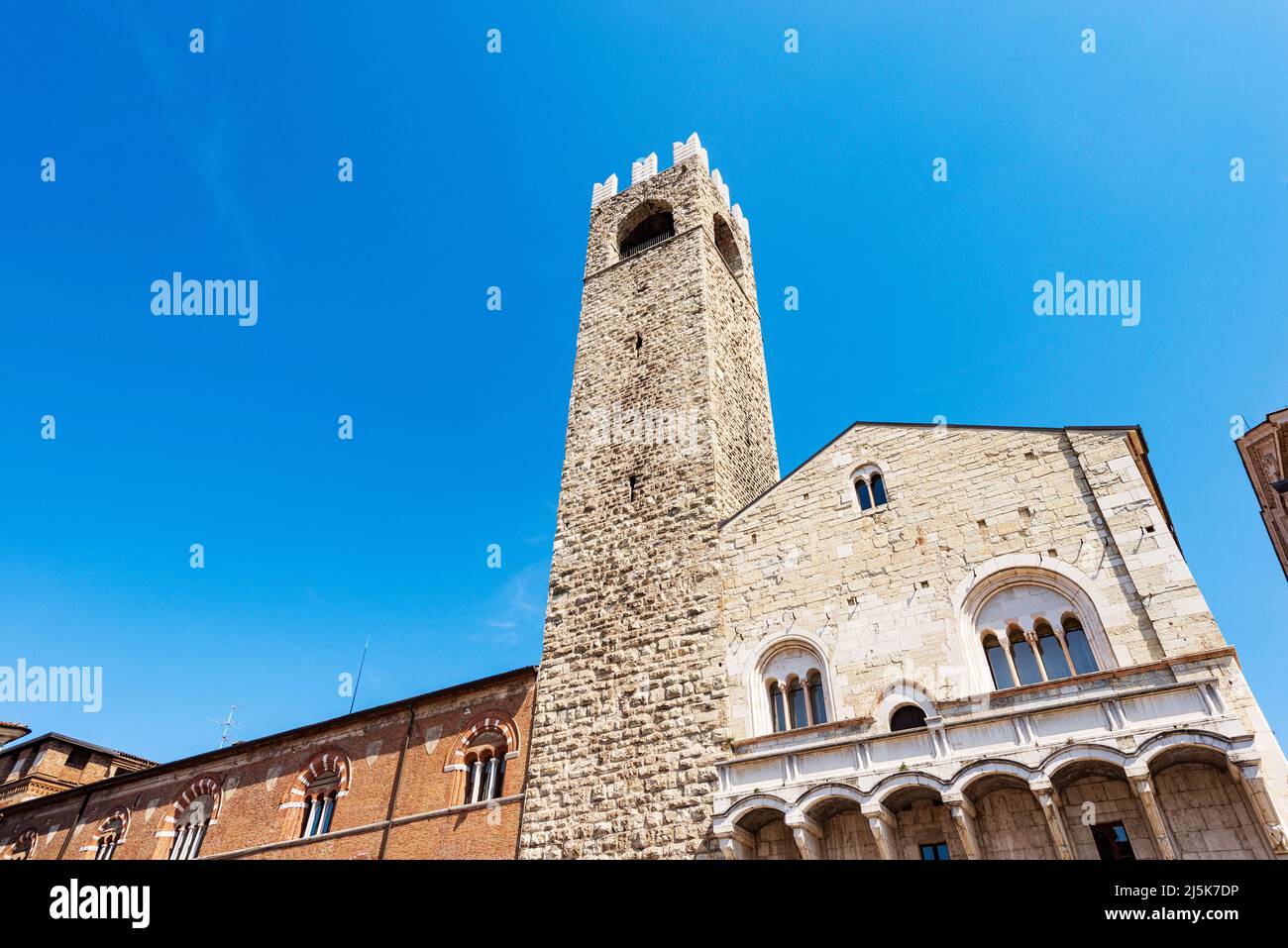 Brescia. Palais médiéval de Broletto (Palazzo Broletto), XII-XXI siècle, avec l'ancienne tour (Torre del Popolo o del pegol) et la Loggia de cries. Banque D'Images