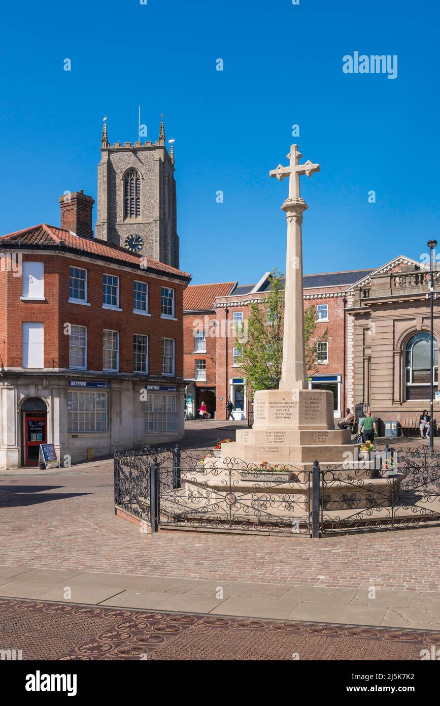 Fakenham Norfolk, vue en été du mémorial de guerre situé à Market place, dans le centre de la ville de Norfolk de Fakenham, Royaume-Uni Banque D'Images