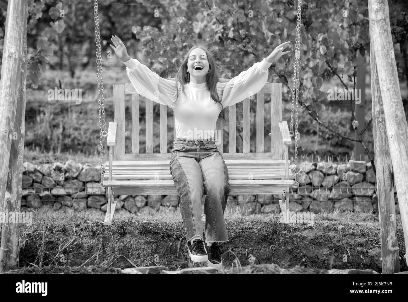 jeune fille s'amuser sur le terrain de jeu. bonheur d'enfance. détente dans le parc. activité estivale. Banque D'Images