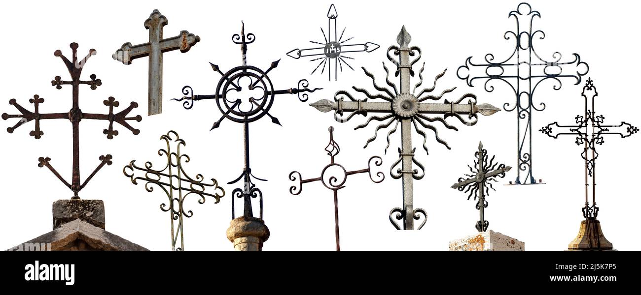 Collection de croix religieuses en fer forgé isolé sur fond blanc, Italie, Europe. Banque D'Images
