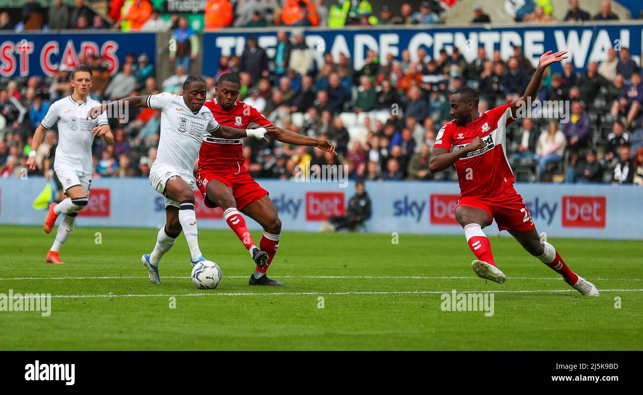 23rd 2022 avril Swansea.com, stade, Swansea, pays de Galles ; football de championnat, Swansea versus Middlesbrough; Michael Obafemi de Swansea City élude le défi d'Anfernee Dijksteel de Middlesbrough Banque D'Images