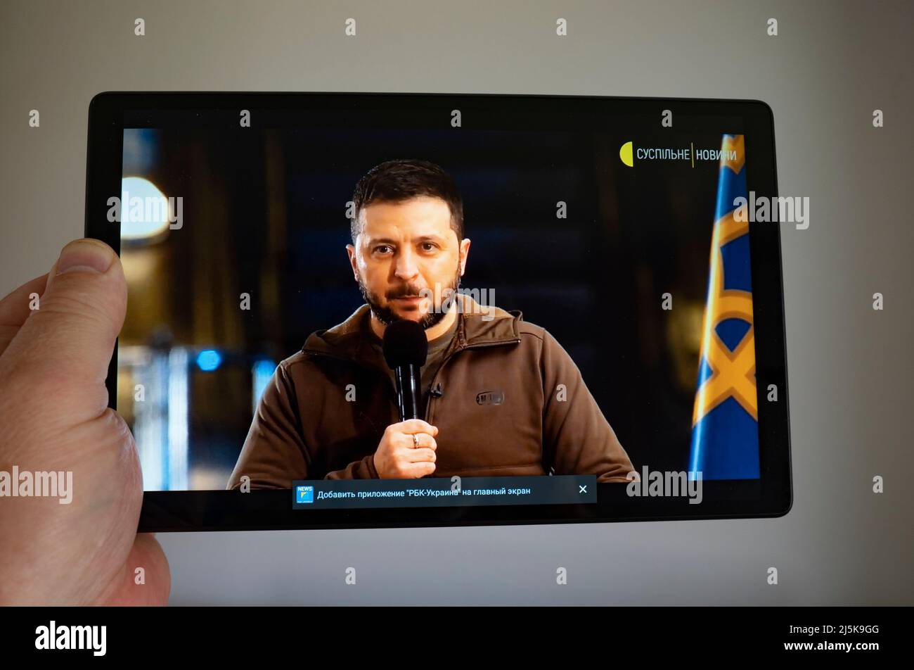 Une capture d'écran de la grande conférence de presse du président ukrainien Volodymyr Zelenskyy à la station de métro centrale Khreshchatyk Banque D'Images