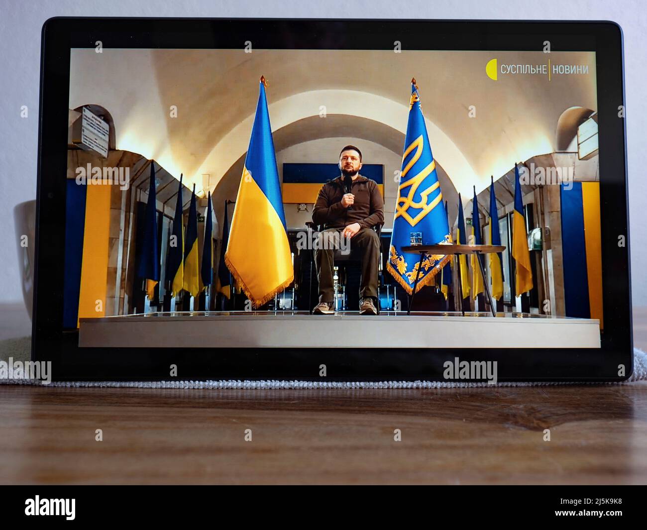Une capture d'écran de la grande conférence de presse du président ukrainien Volodymyr Zelenskyy à la station de métro centrale Khreshchatyk Banque D'Images