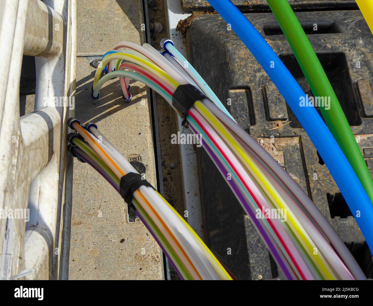 Câble à fibre optique sur un site de construction pour la fourniture d'une connexion Internet rapide Banque D'Images