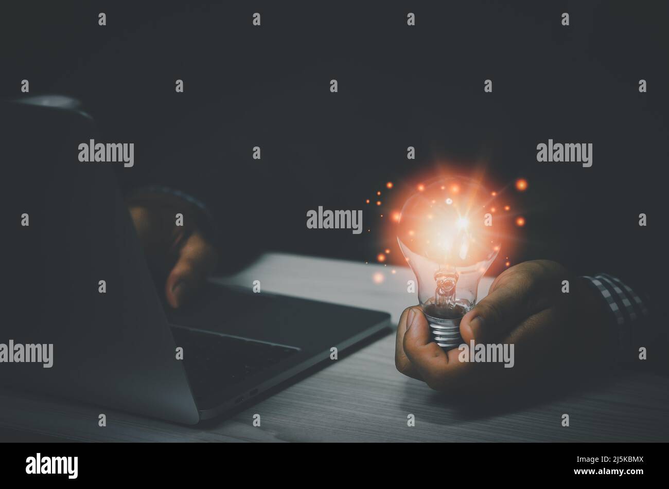 Homme d'affaires tenant une ampoule avec un ordinateur portable.Digital Creative design concept de la technologie marketing. Banque D'Images