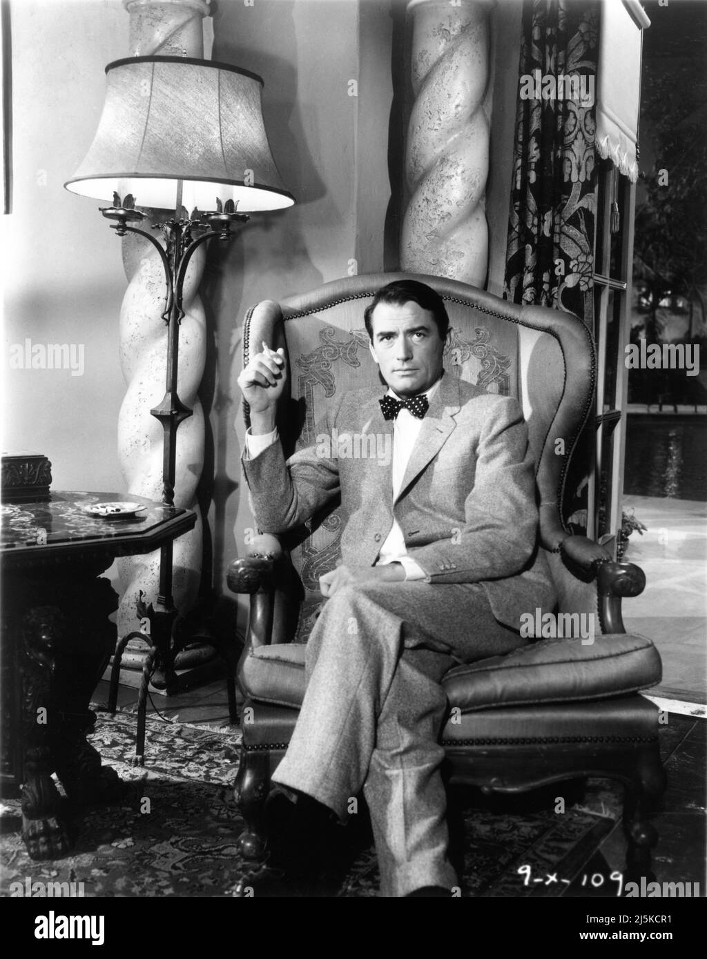 GREGORY PECK sur un ensemble de portrait franc comme F. Scott Fitzgerald pendant le tournage de BIEN-AIMÉ INFIDÈLE 1959 réalisateur HENRY KING basé sur le livre de Sheilah Graham et Gerold Frank scénario Sy musique Bartlett Franz Waxman Jerry Wald Productions / XXème siècle Fox Banque D'Images