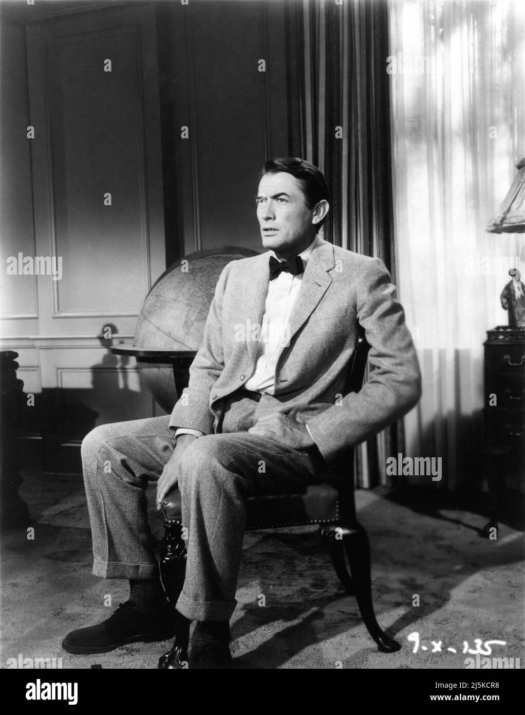 GREGORY PECK sur un ensemble de portrait franc comme F. Scott Fitzgerald pendant le tournage de BIEN-AIMÉ INFIDÈLE 1959 réalisateur HENRY KING basé sur le livre de Sheilah Graham et Gerold Frank scénario Sy musique Bartlett Franz Waxman Jerry Wald Productions / XXème siècle Fox Banque D'Images