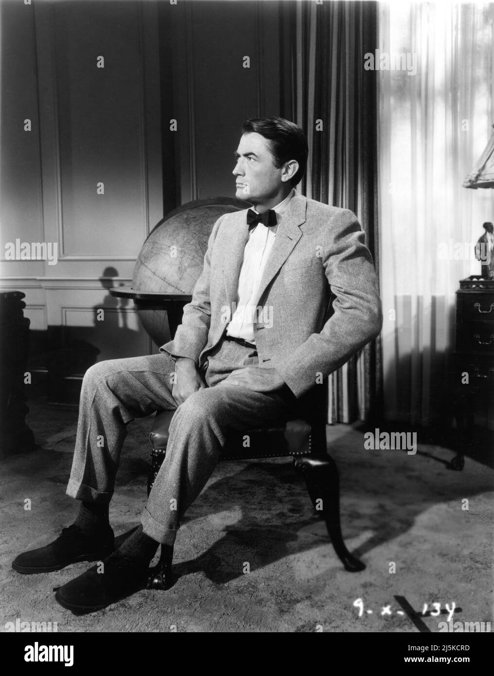 GREGORY PECK sur un ensemble de portrait franc comme F. Scott Fitzgerald pendant le tournage de BIEN-AIMÉ INFIDÈLE 1959 réalisateur HENRY KING basé sur le livre de Sheilah Graham et Gerold Frank scénario Sy musique Bartlett Franz Waxman Jerry Wald Productions / XXème siècle Fox Banque D'Images