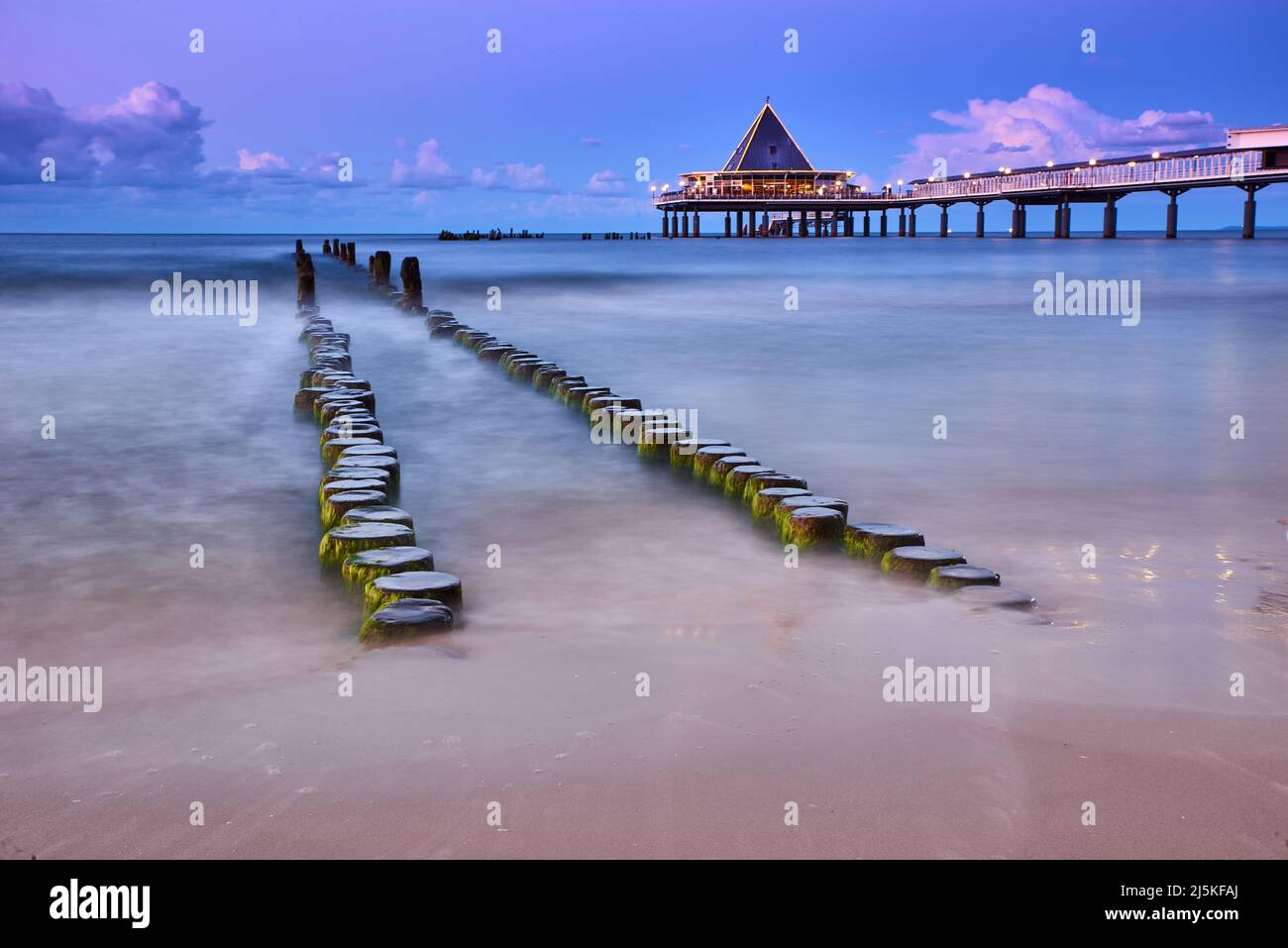 Attraction touristique jetée de Heringsdorf sur l'île d'Usedom dans le nord de l'Allemagne Banque D'Images