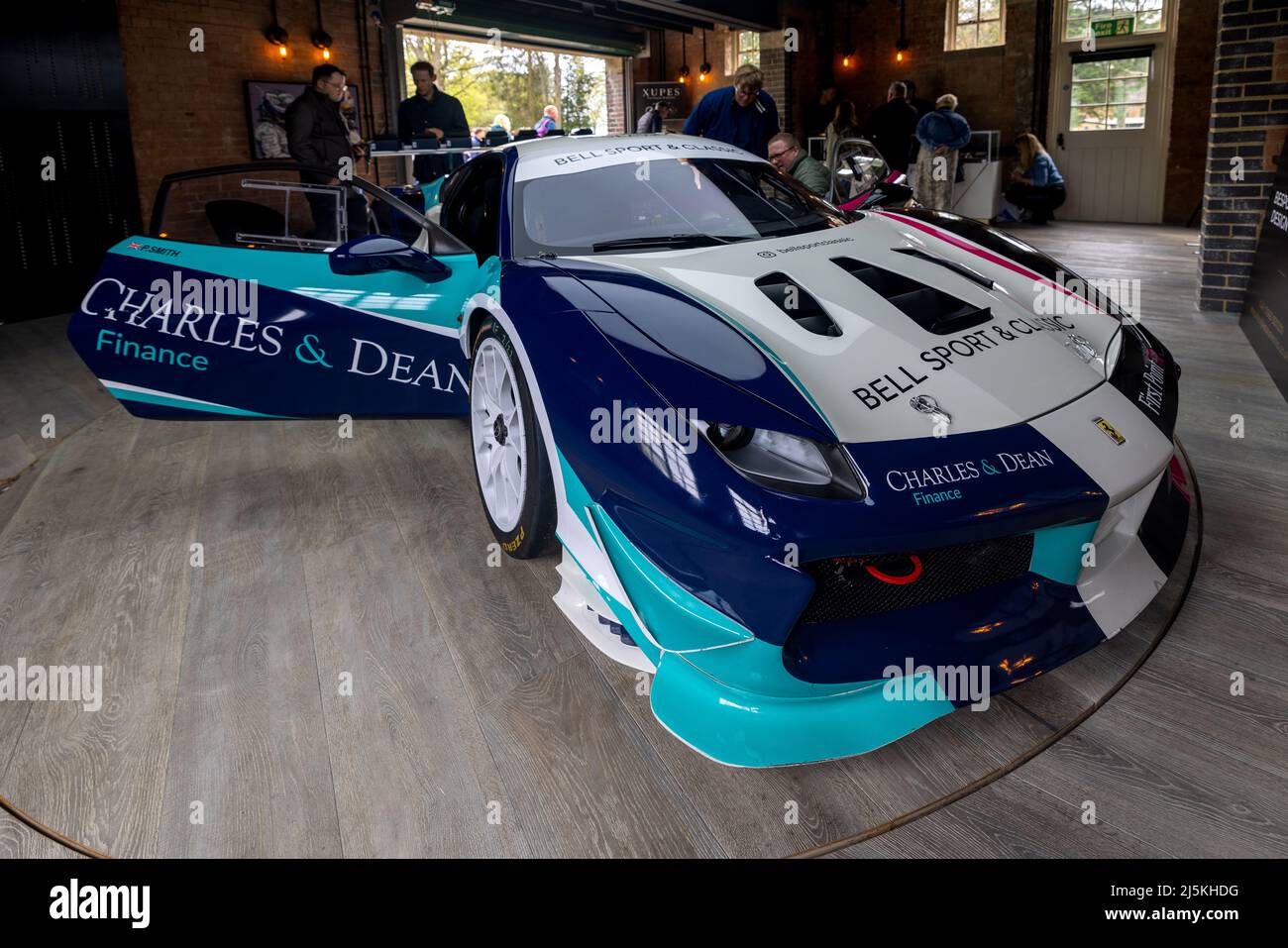 Charles & Dean et First point Insurance Ferrari 488 exposées au Scramble d'avril qui s'est tenu au Bicester Heritage Centre le 23rd avril 2022 Banque D'Images