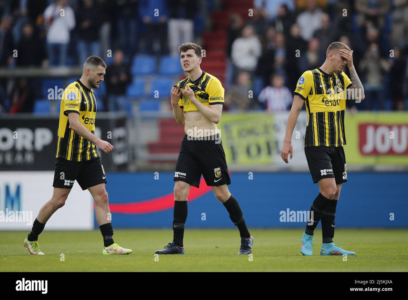 TILBURG - (lr) Matus Bero de vitesse, Jacob Rasmussen de vitesse, Simon van Duivenbooden de vitesse pendant le match hollandais entre Willem II et Vitesse au stade Koning Willem II, le 24 avril 2022 à Tilburg, aux pays-Bas. ANP BART STOUTJEDIJK Banque D'Images