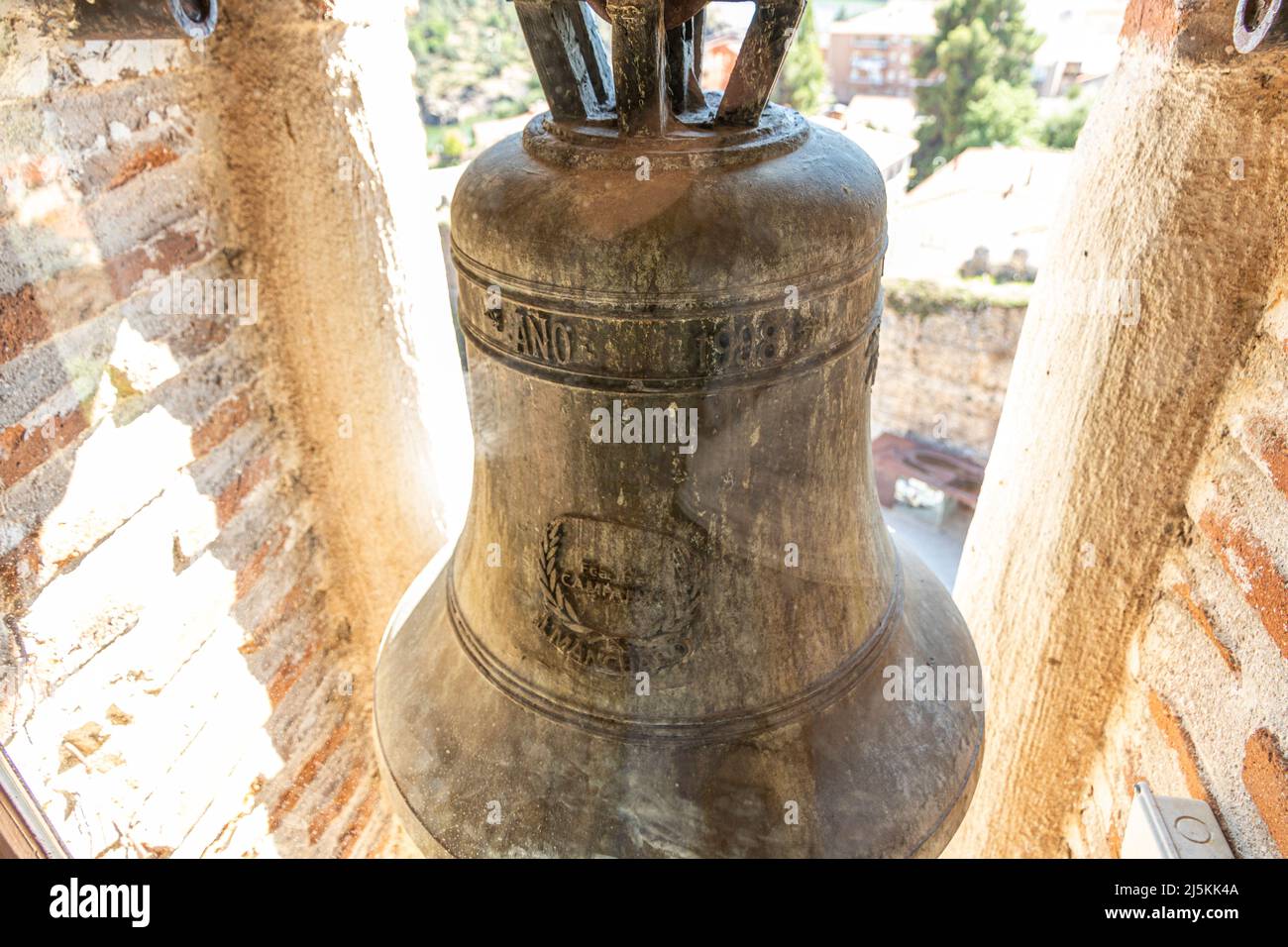 Buitrago del Lozoya, Espagne. Les cloches de la tour du beffroi de l'église de Santa Maria del Castillo Banque D'Images