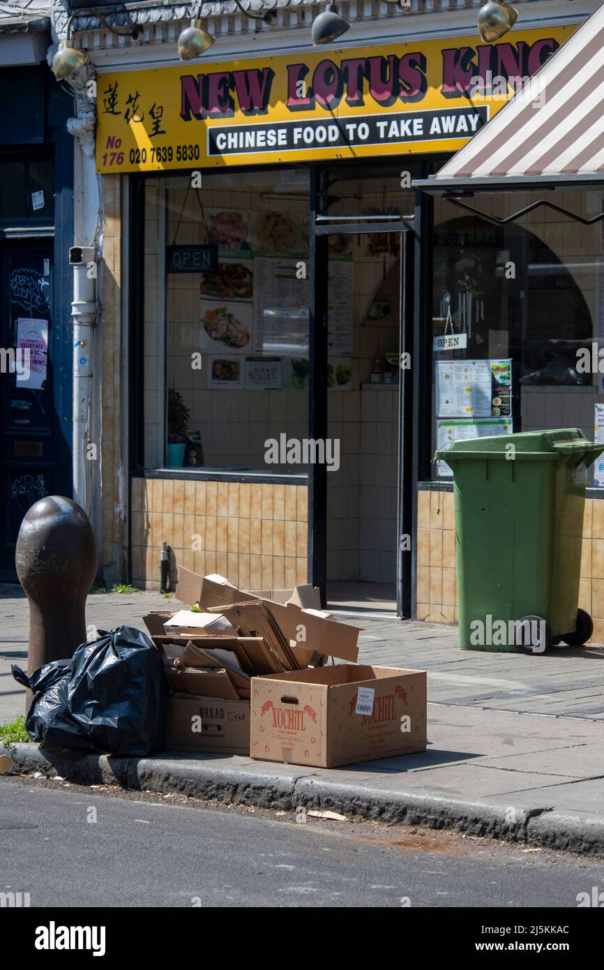 Carton et matières recyclables le jour du bac sur le trottoir à Peckham Banque D'Images