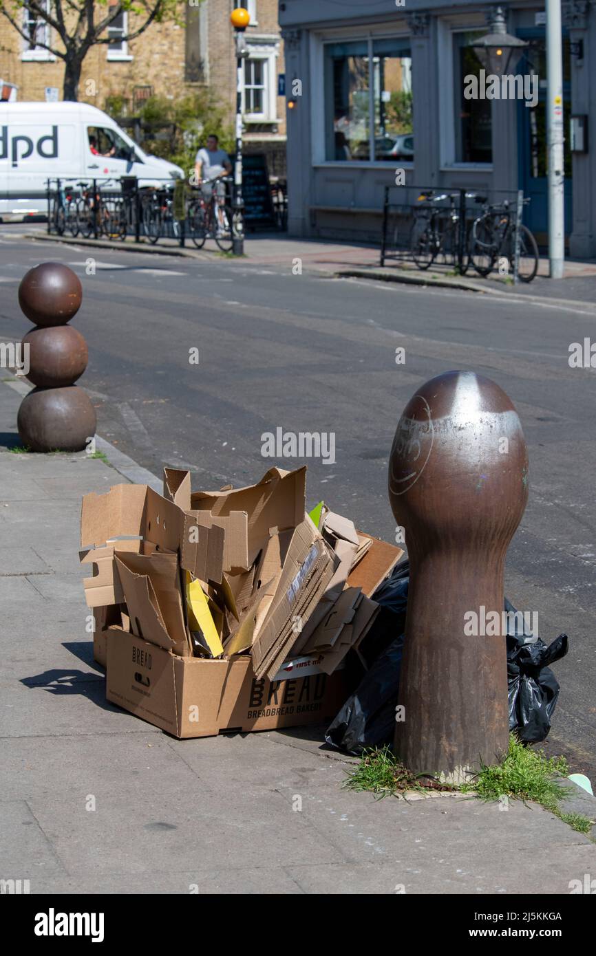 Carton et matières recyclables le jour du bac sur le trottoir à Peckham Banque D'Images