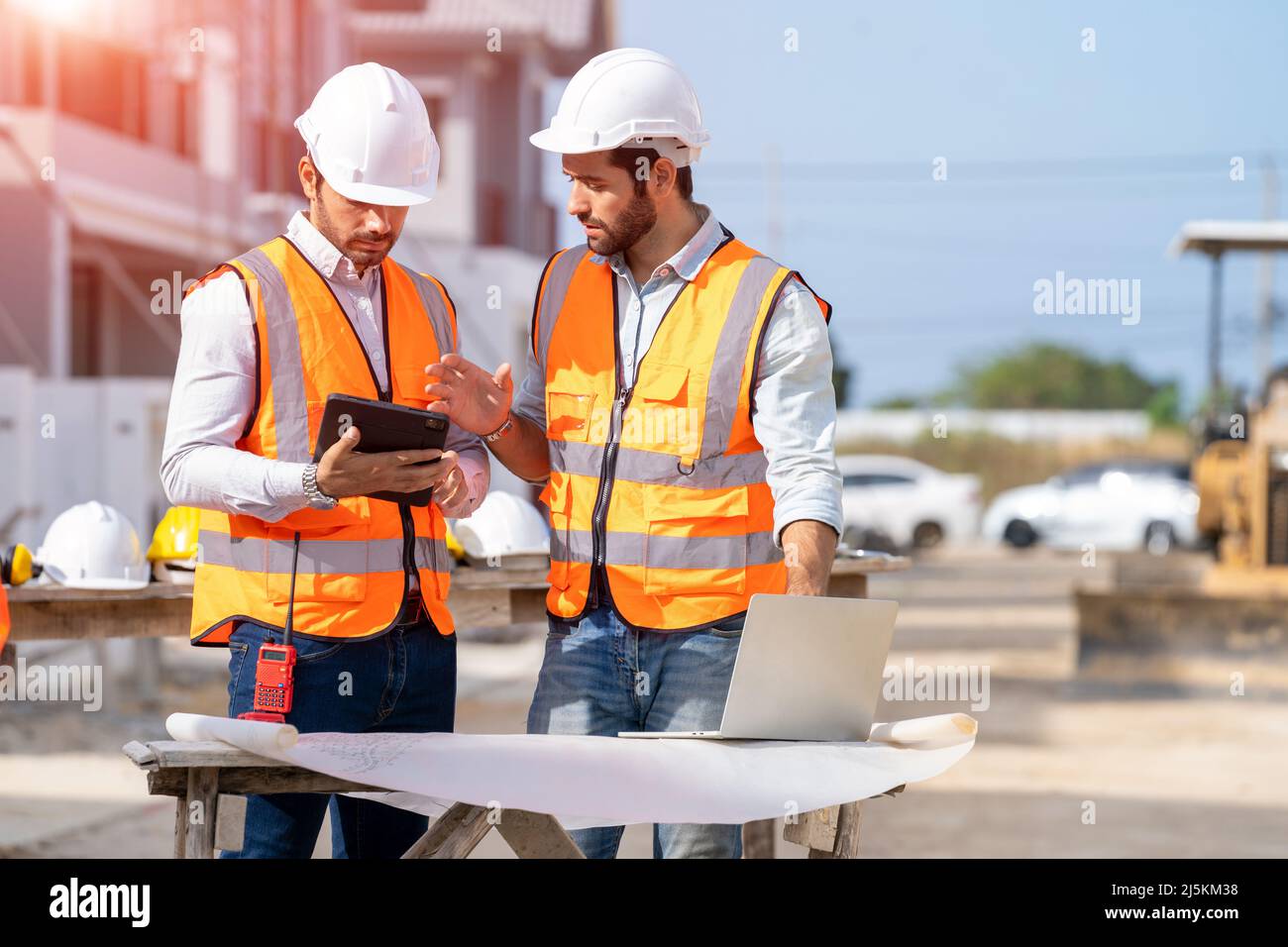 Ingénieur et architecte discutant du plan de construction sur le site de construction, Groupe de constructeurs ayant une conversation sur le plan de construction, les affaires, le bâtiment, les indus Banque D'Images