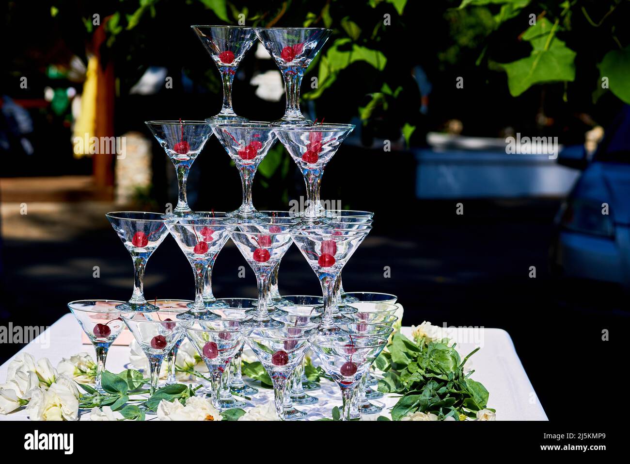 Un cocktail de mariage de printemps d'été avec des baies lors d'une chaude journée de fête Banque D'Images