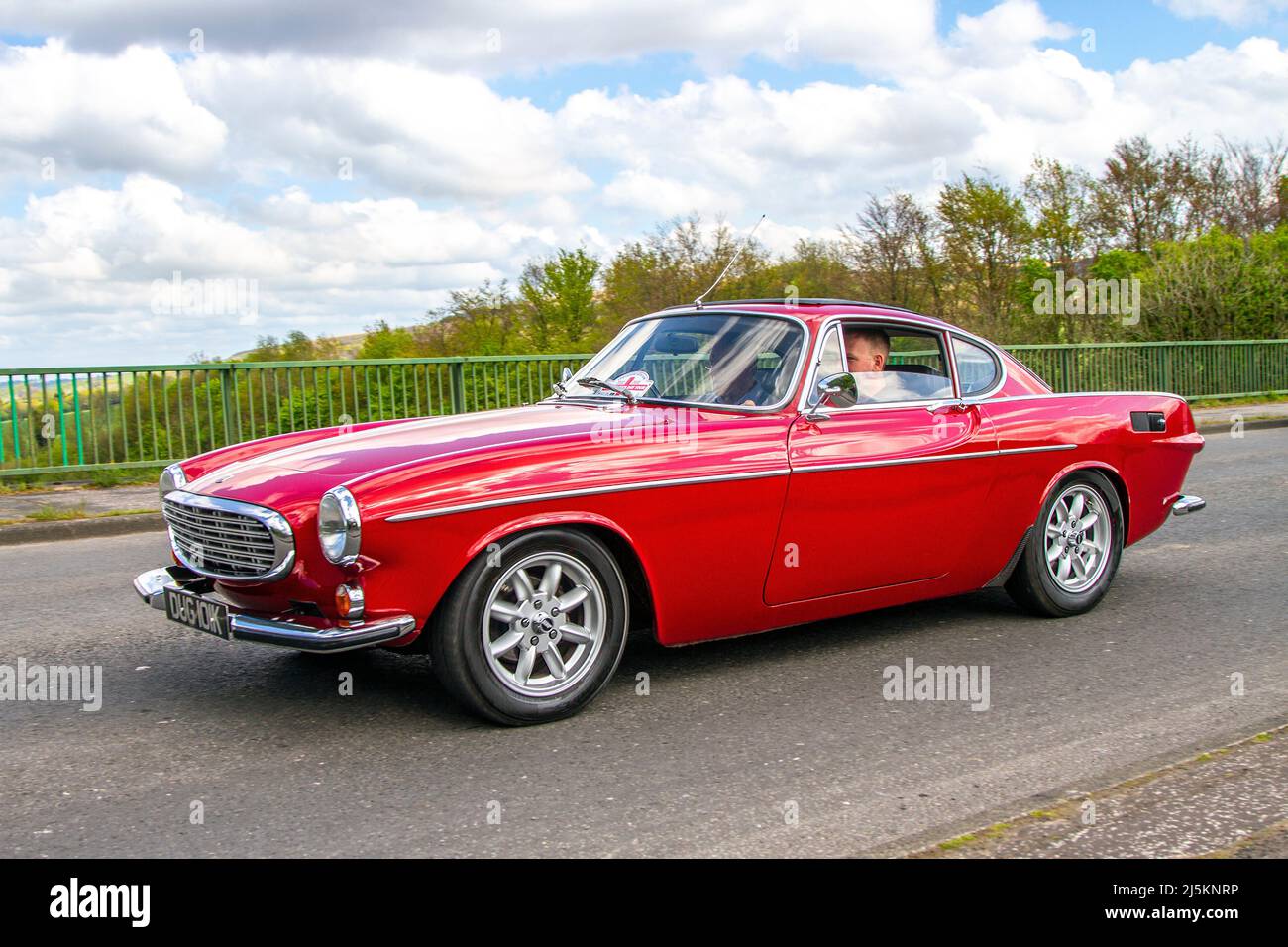 1971 70s soixante-dix Red Volvo 1986cc essence 2DR deux berline; Volvo 1800E traversant le pont autoroutier à Manchester, Royaume-Uni Banque D'Images