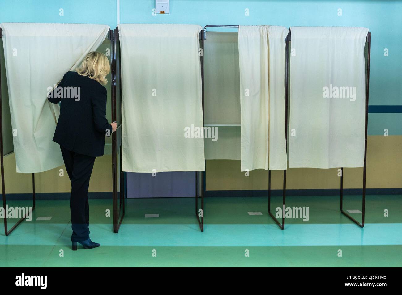 220424) -- HENIN-BEAUMONT, le 24 avril 2022 (Xinhua) -- Marine le Pen, la  candidate du parti d'extrême-droite du rassemblement national, est vue au  bureau de vote de Henin-Beaumont, en France, le 24