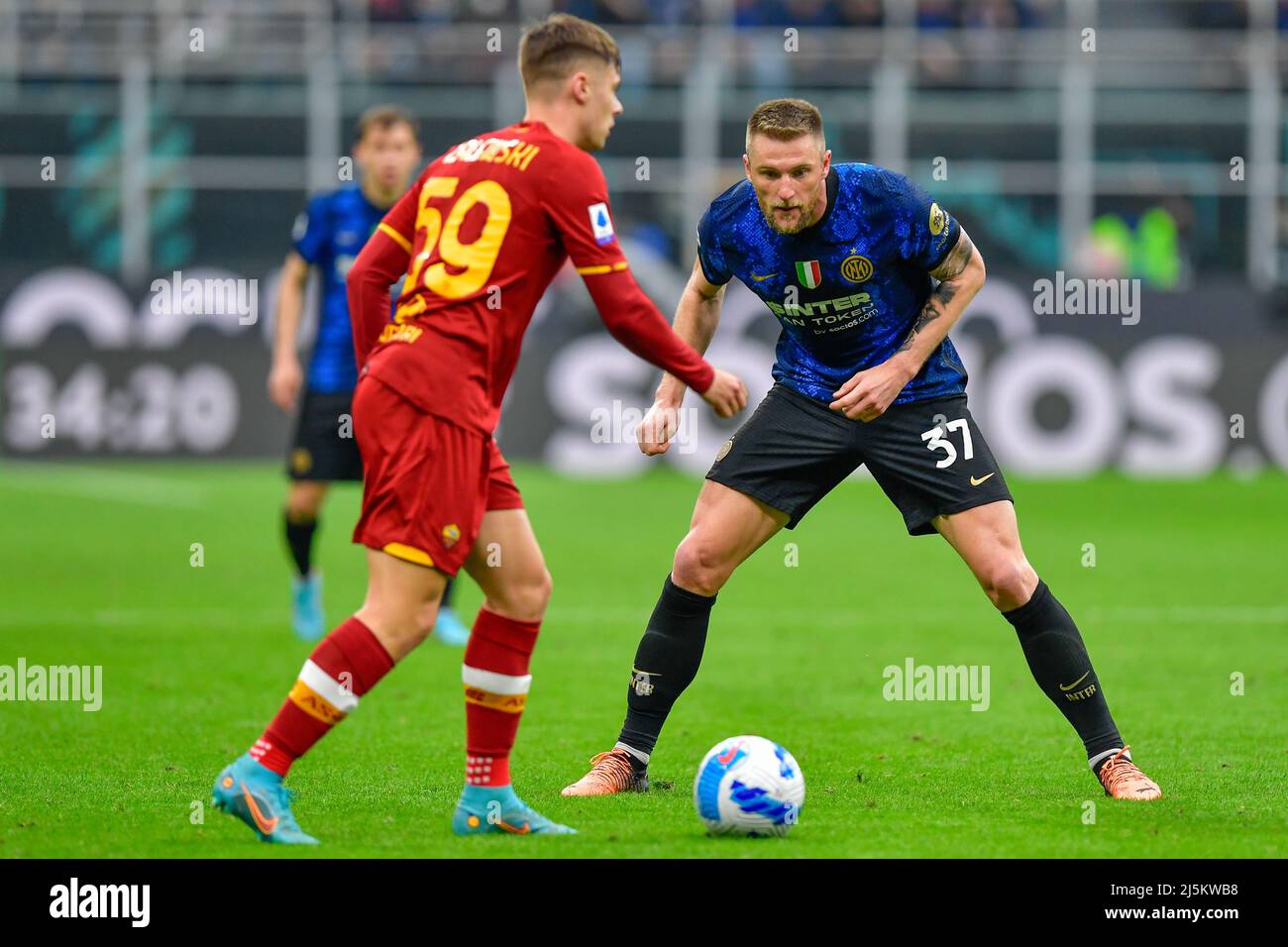 Milan, Italie. 23rd avril 2022. Milan Skriniar (37) d'Inter vu pendant la série Un match entre Inter et Roma à Giuseppe Meazza à Milan. (Crédit photo : Gonzales photo/Alamy Live News Banque D'Images