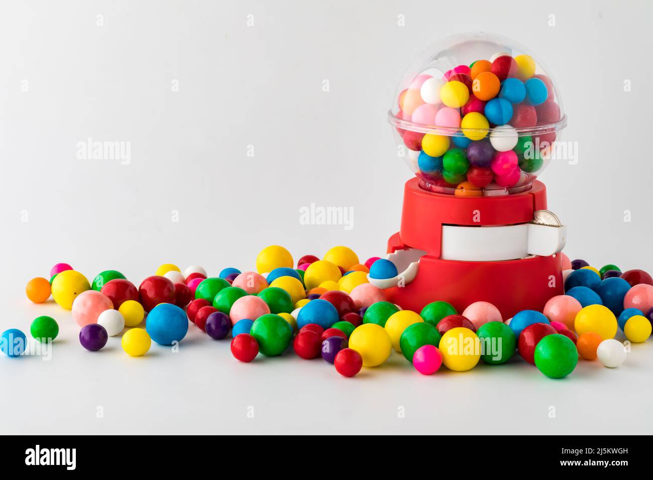 Un jouet en plastique de boule de gomme avec des boules de gomme colorées  tout autour Photo Stock - Alamy