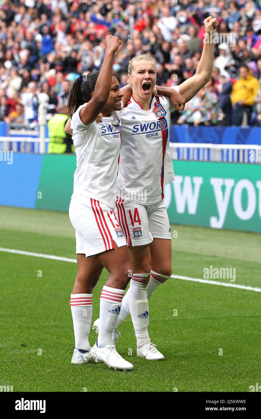 Lyon, France, 24th avril 2022. Catarina Macario, de Lyon, célèbre avec sa coéquipier Ada Hegerberg après avoir obtenu 2-1 points pour donner à la partie une avance lors du match de la Ligue des champions des femmes de l'UEFA au stade OL, à Lyon. Crédit photo à lire: Jonathan Moscrop / Sportimage crédit: Sportimage / Alay Live News Banque D'Images