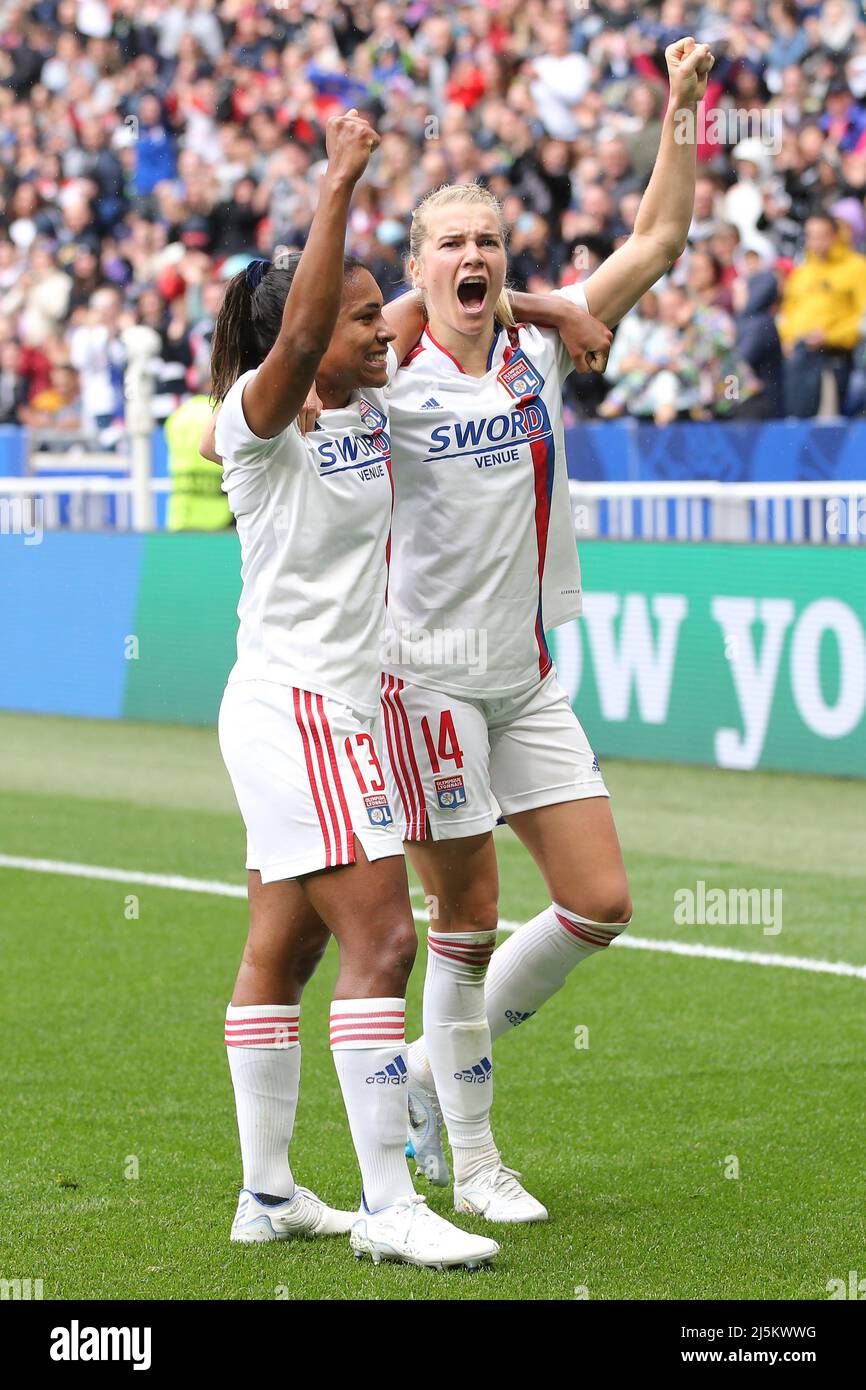 Lyon, France, 24th avril 2022. Catarina Macario, de Lyon, célèbre avec sa coéquipier Ada Hegerberg après avoir obtenu 2-1 points pour donner à la partie une avance lors du match de la Ligue des champions des femmes de l'UEFA au stade OL, à Lyon. Crédit photo à lire: Jonathan Moscrop / Sportimage crédit: Sportimage / Alay Live News Banque D'Images