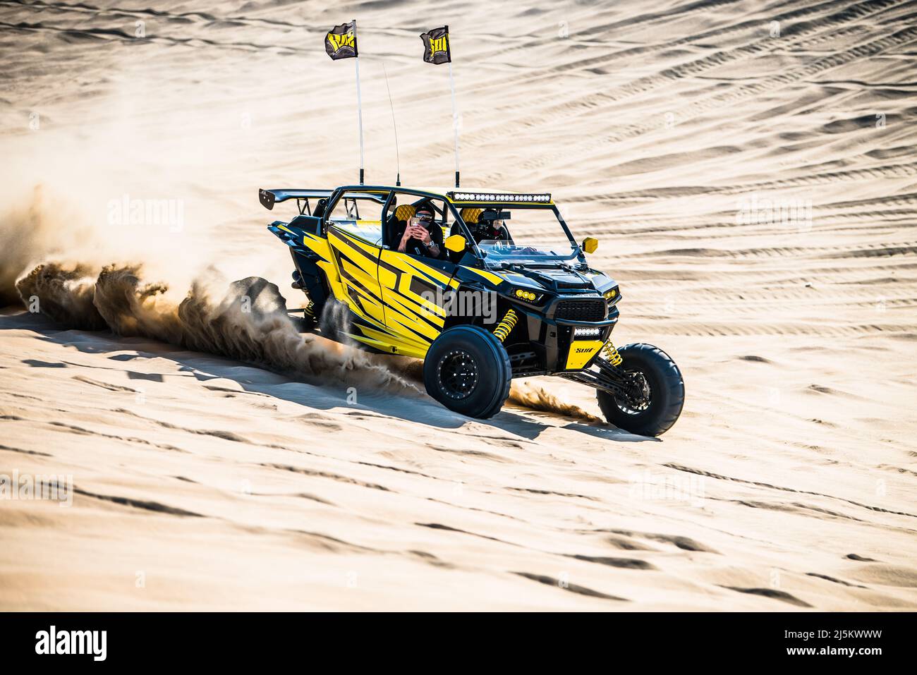 Doha, Qatar - avril 22,2022 : voiturette hors route dans les dunes de sable du désert de Qatari. Banque D'Images